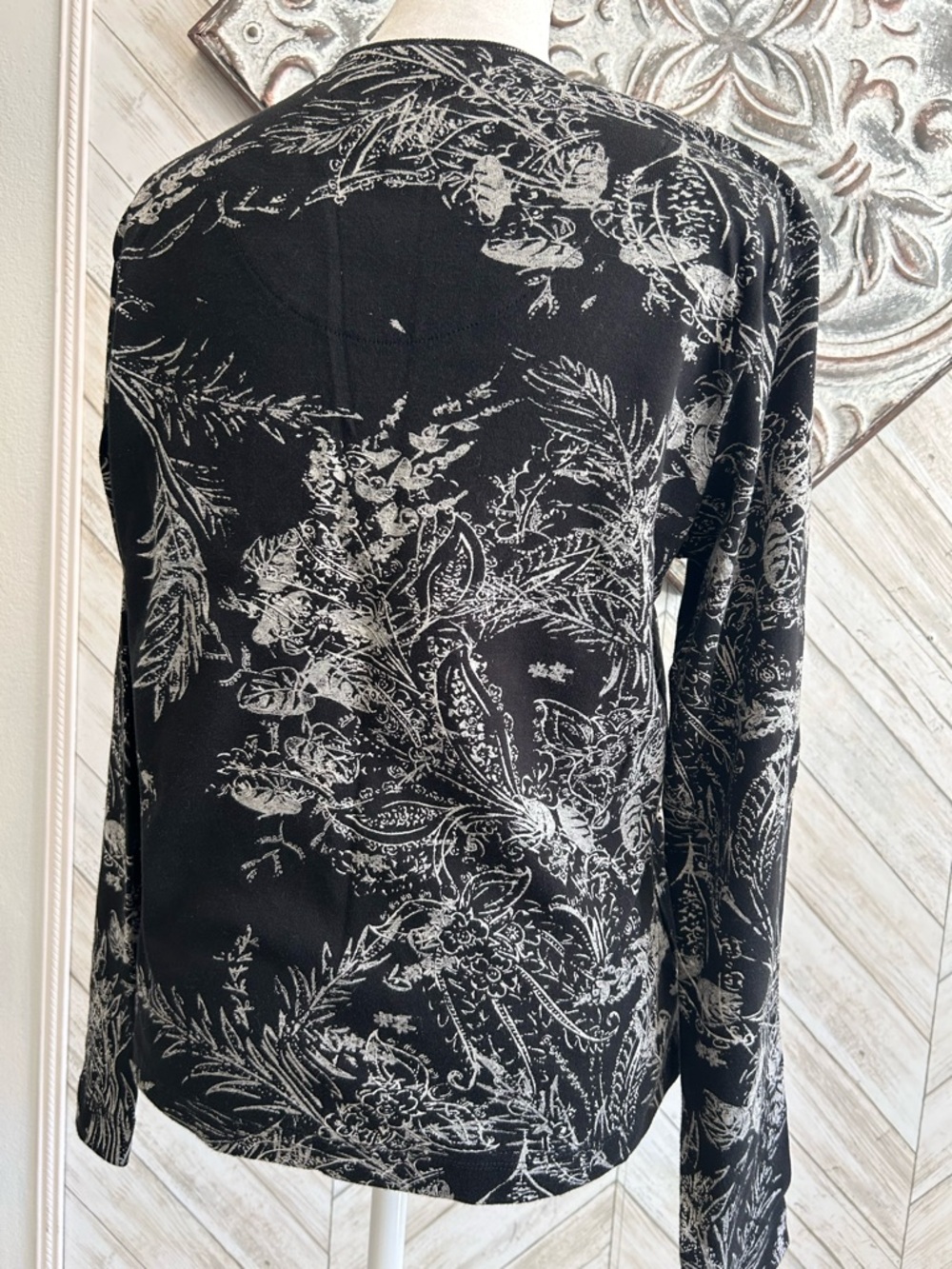 Sz 1 Chico's Knit Jersey Top Blouse Long Sleeve Henley Black w/ Metallic Bead - Picture 4 of 7